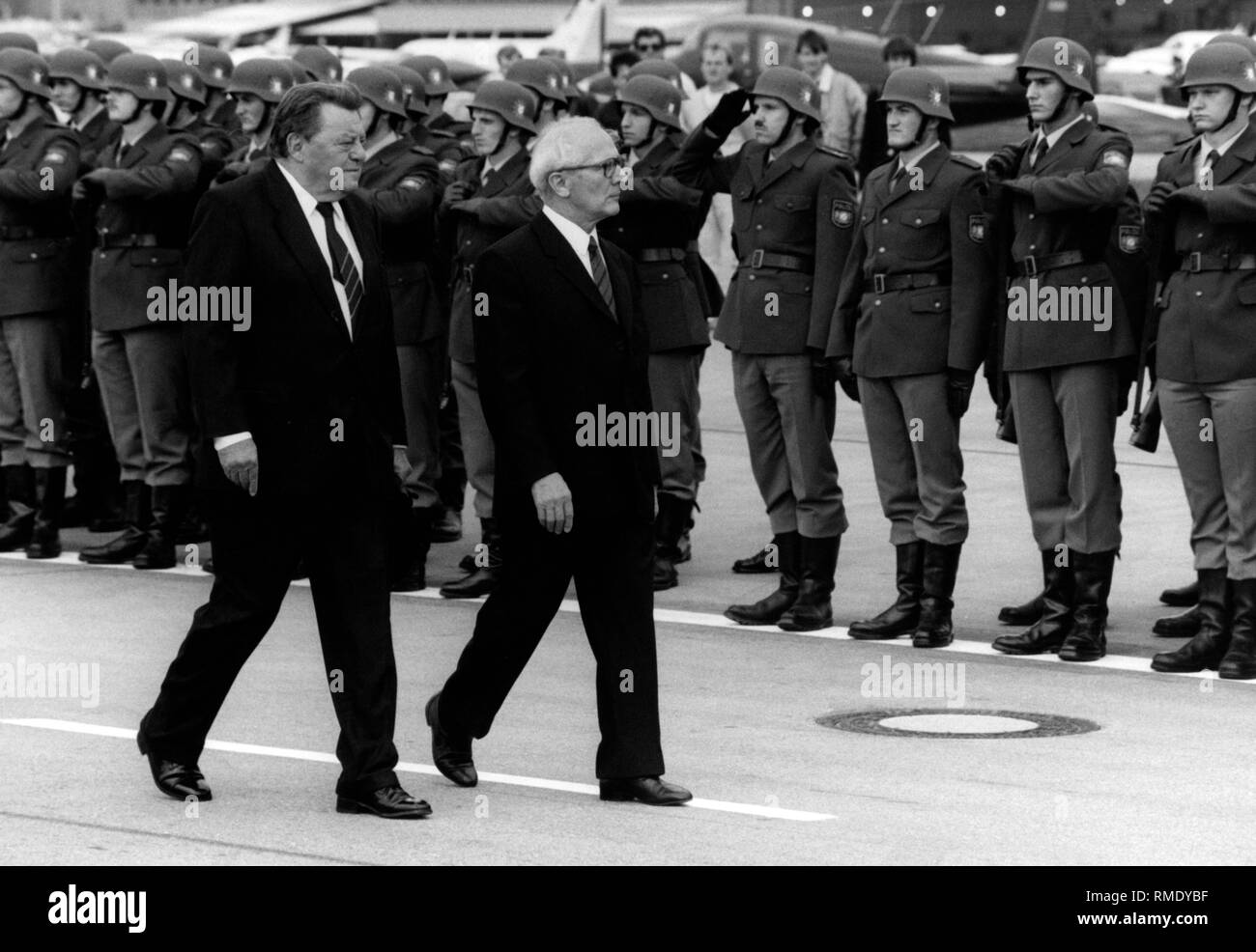 Der bayerische Ministerpräsident Franz-Josef Strauss erhält der DDR Rat Vorsitzender Erich Honecker. Im Hintergrund Soldaten bilden eine Ehrenwache. Stockfoto