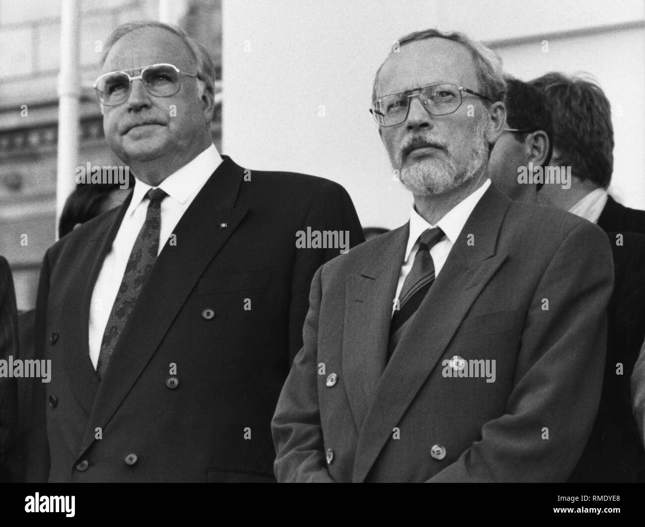 Bundeskanzler Helmut Kohl (links) und deutscher Politiker Lothar de Maiziere hat bei einem Besuch in Halle während des Wahlkampfs für die Bundestagswahl. Stockfoto