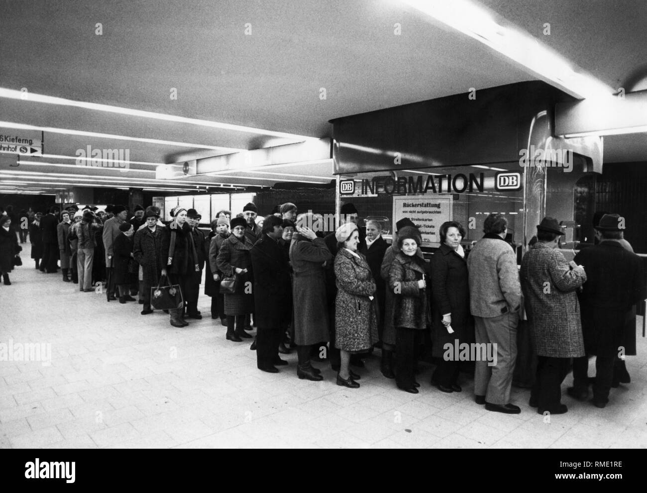 Viele Leute Schlange an der U-Bahn und S-Bahn Marienplatz am Schalter der Deutschen Bundesbahn Erstattung für ungenutzte Tickets zu erhalten. Stockfoto