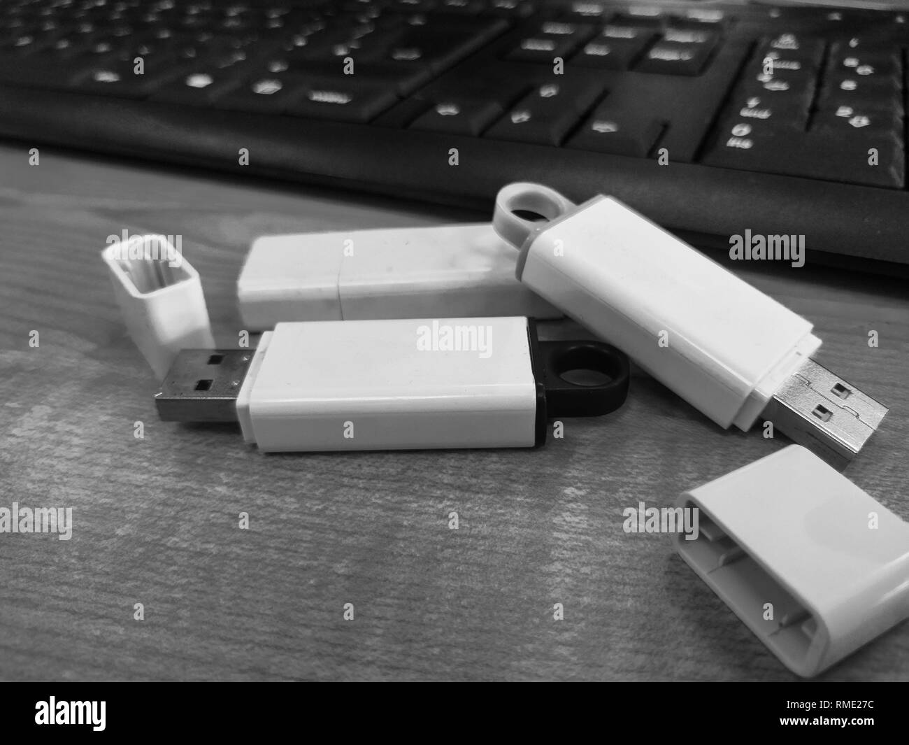 USB-Stick mit Holz- Hintergrund Stockfoto
