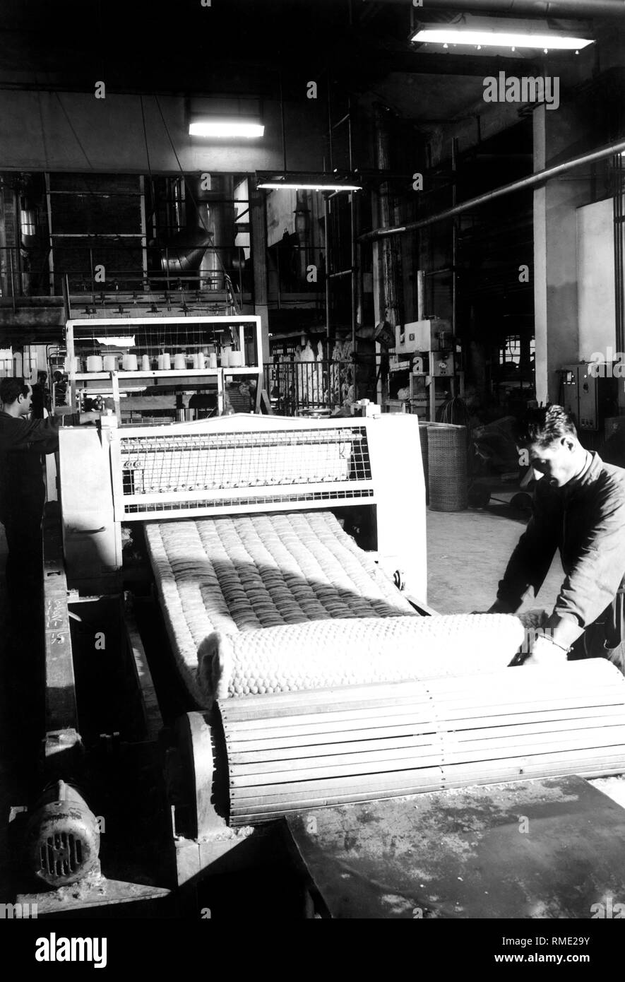 Mineralwolle Produktion, Turin, Italien 1962 Stockfoto