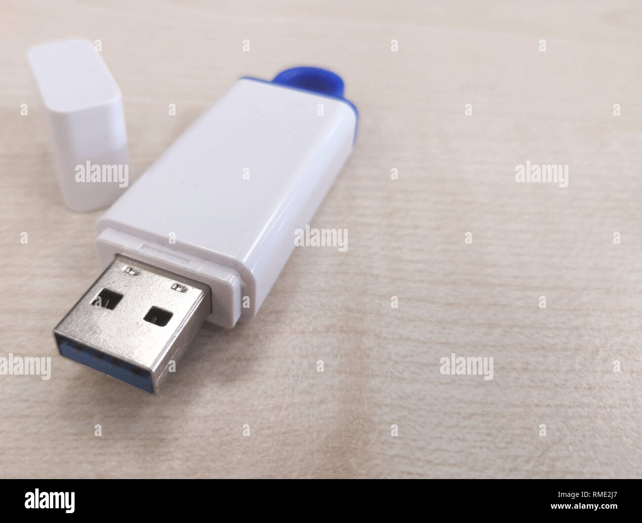 USB-Stick mit Holz- Hintergrund Stockfoto