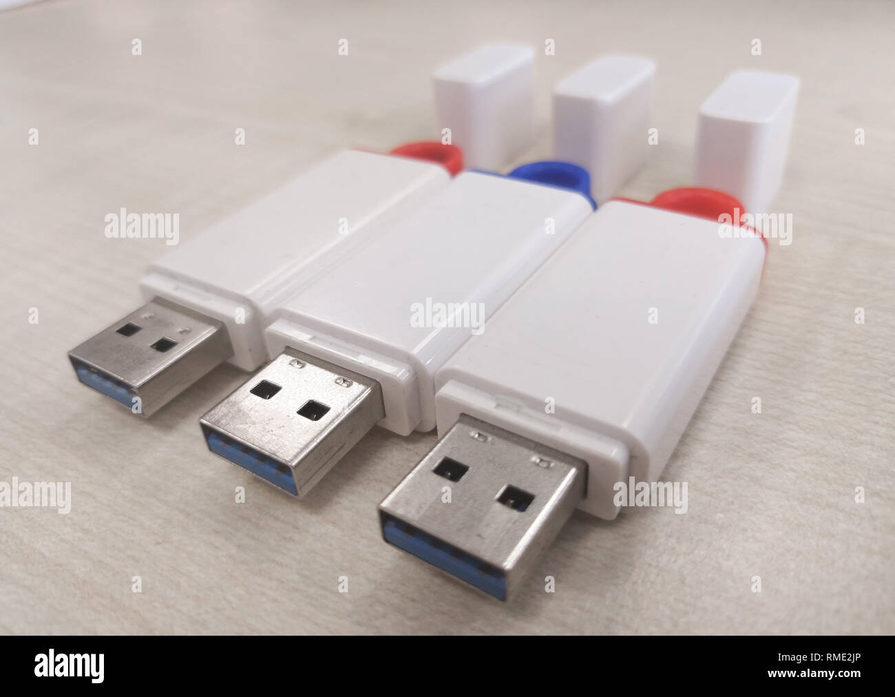 USB-Stick mit Holz- Hintergrund Stockfoto