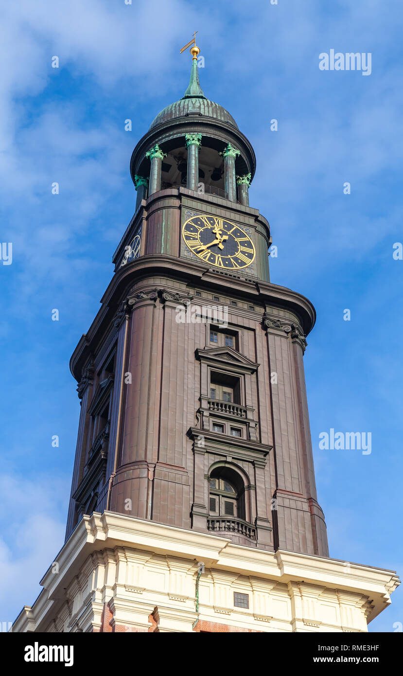 Turm der St. Michael Kirche umgangssprachlich: Michel, ist eine der fünf Hamburger lutherischen Hauptkirchen und die bekannteste Kirche der Stadt Stockfoto
