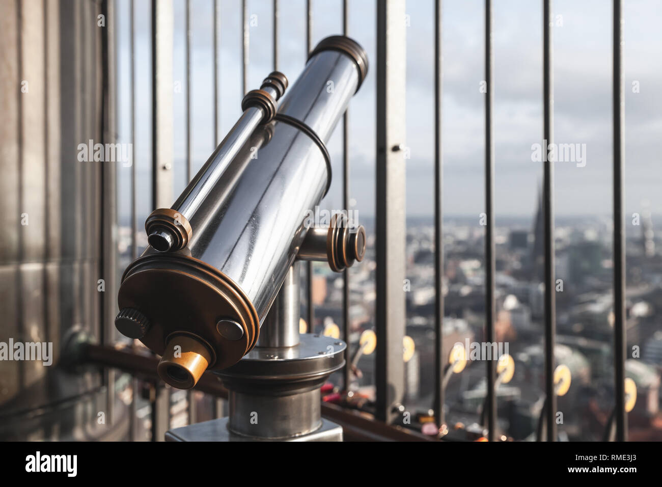 Touristische vintage bezahlt Teleskop steht auf dem Standpunkt von Hamburg, Deutschland. Nahaufnahme mit weichen selektiven Fokus Stockfoto