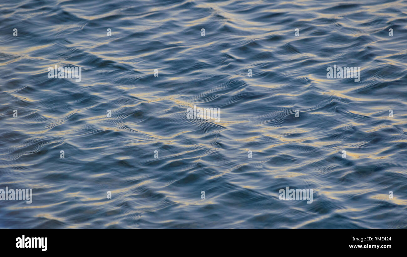 Wellen von einem ruhigen Meer Stockfoto