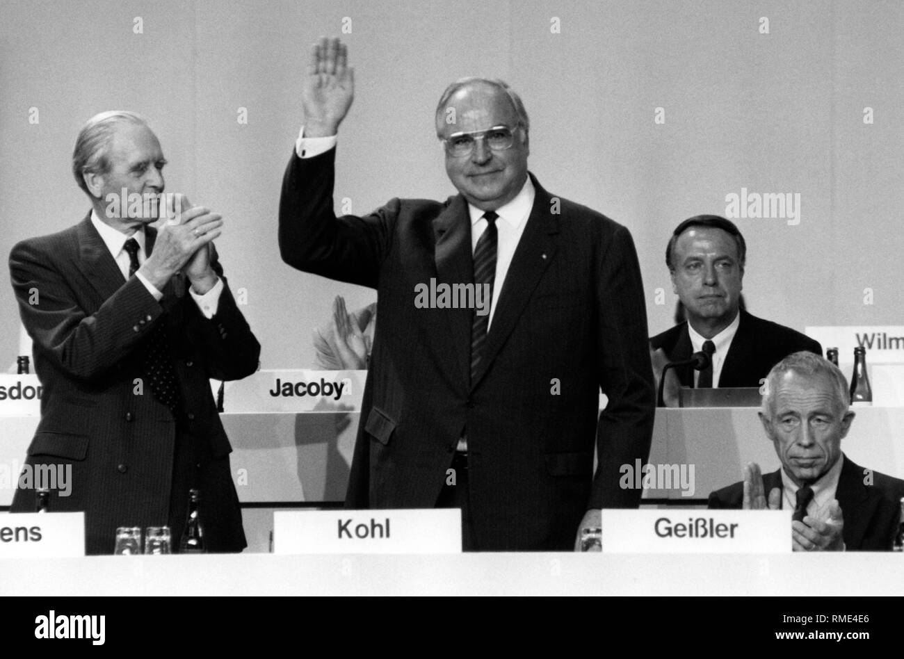 Bundeskanzler Helmut Kohl nimmt seine Wiederwahl als Bundesvorsitzende der CDU auf dem Bundesparteitag der CDU in Bremen. Links von ihm Karl Carstens, der ehemalige Bundespräsident. Rechts von ihm, Generalsekretär Heiner Geißler. Stockfoto
