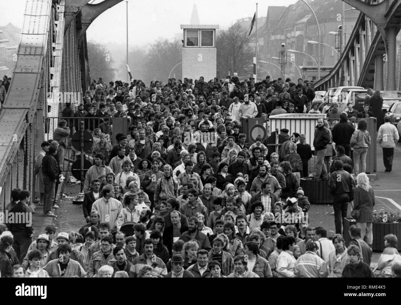 Nach dem Fall der Berliner Mauer, viele Ost-berliner kreuzte eine Grenze Checkpoint auf einer Brücke vor dem Besuch West Berlin. Stockfoto