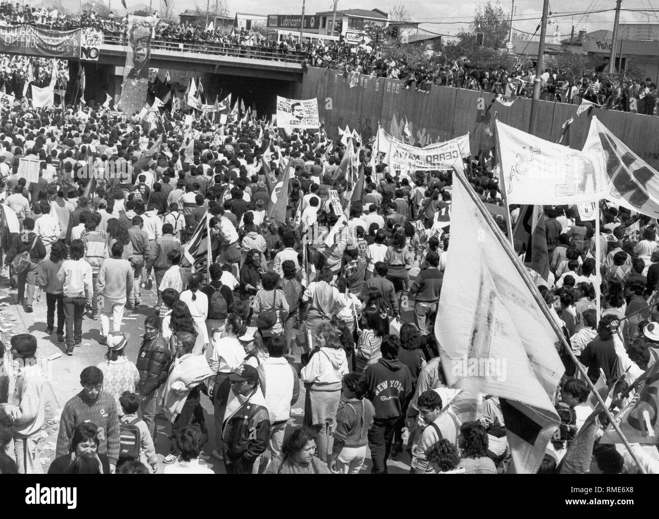 Veranstaltung der oppositionellen linken Parteien fordern den Rücktritt von General Augusto Pinochet. Stockfoto