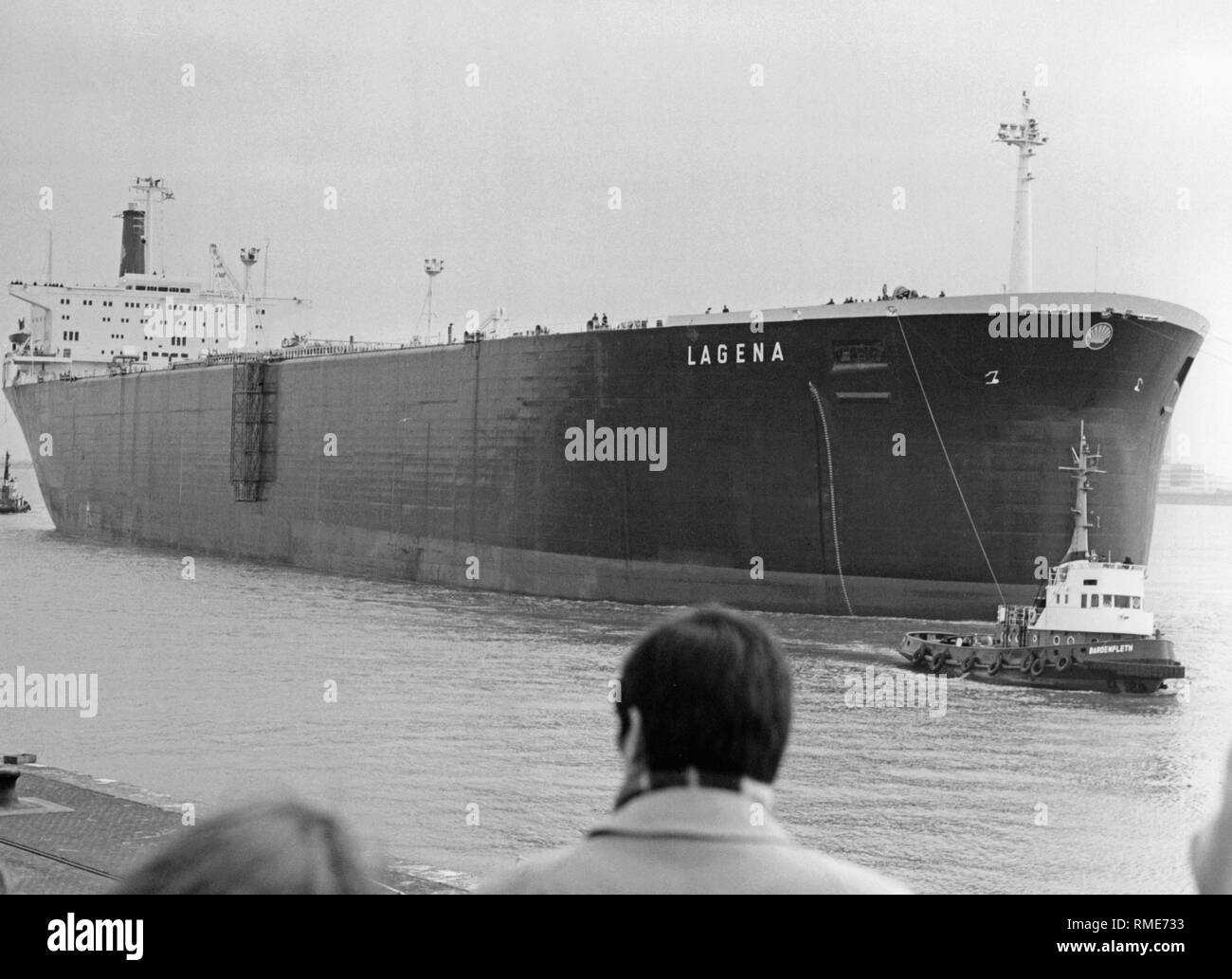 Das öltankschiff "Lagena' durch die Werft AG Vulcan" in Bremen über die Weser in die Nordsee abgeschleppt wird. Stockfoto