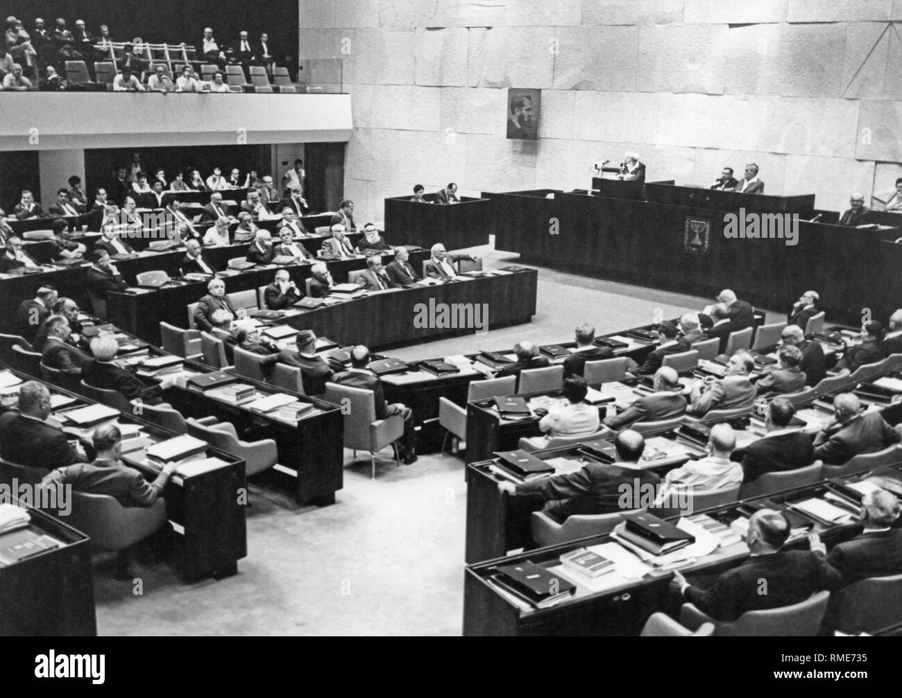 Der plenarsaal der Knesset, das Parlament von Israel in Jerusalem. An der vorderen Wand ein Porträt von Theodor Herzl, dem Gründer der zionistischen Bewegung. Stockfoto