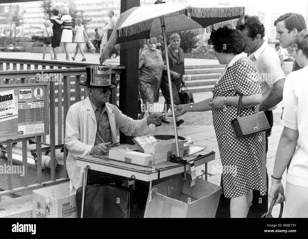 Karte Verkäufer der Staatslotterie der DDR auf dem Alexanderplatz in Ost-Berlin. Stockfoto