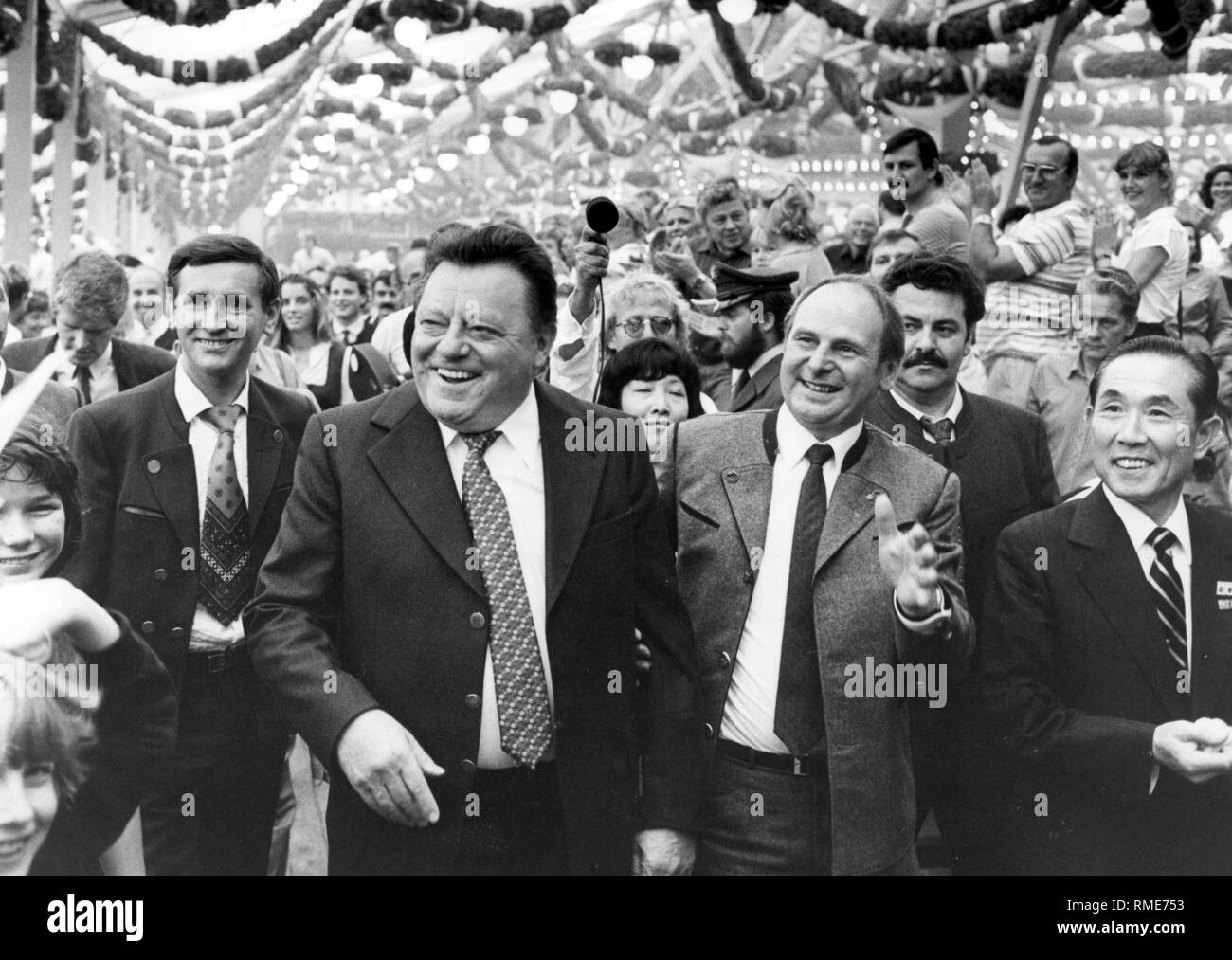 Von links nach rechts: Bayerische Ministerpräsident Franz Josef Strauss, Bürgermeister von München Erich Kiesl und Bürgermeister der Partnerstadt München, Sapporo Takeshi Itagaki, bei der Eröffnung der Oktoberfest im Schottenhamel Zelt verlassen. Stockfoto