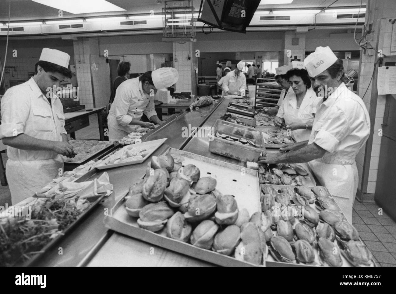 Die Mitarbeiter der Lufthansa Service Gesellschaft (LSG) Vorbereitung der Mahlzeiten für Lufthansa. Stockfoto