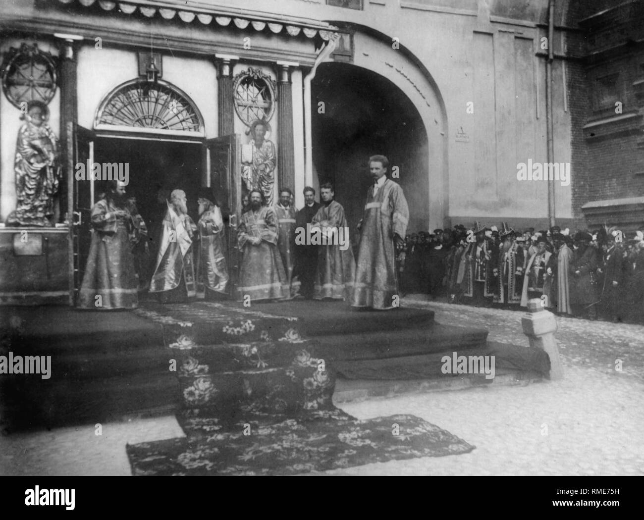 Religiöse Vertreter warten die Zaren? s Familie am Iveron Kapelle in Moskau am 15. August 1898. Silber Gelatine Fotografie Stockfoto