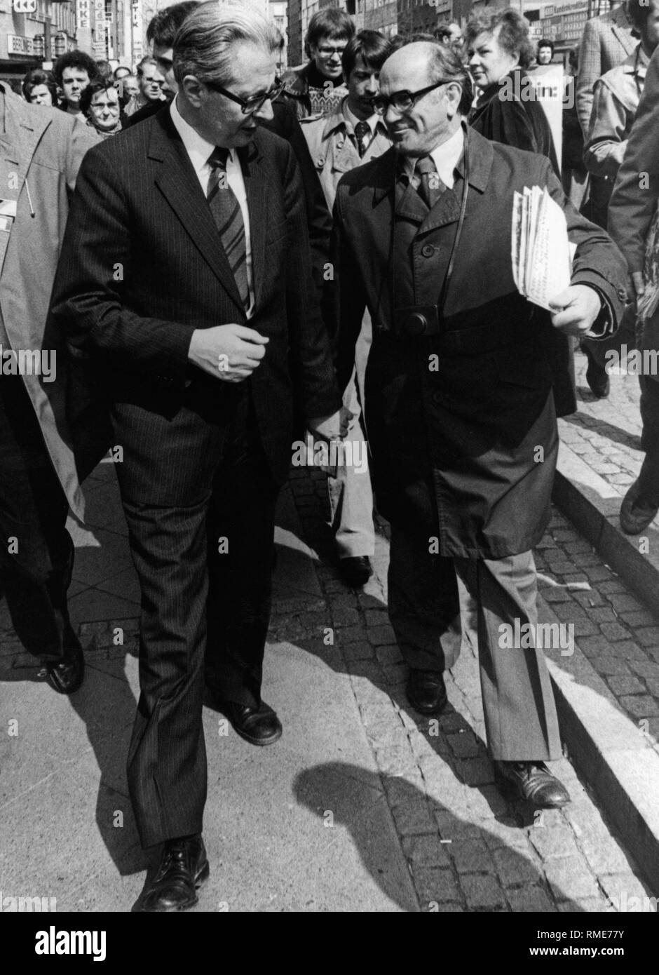 Hans-Jochen Vogel im SPD-Wahlkampf mit Anhänger auf einer Straße in Berlin. Stockfoto