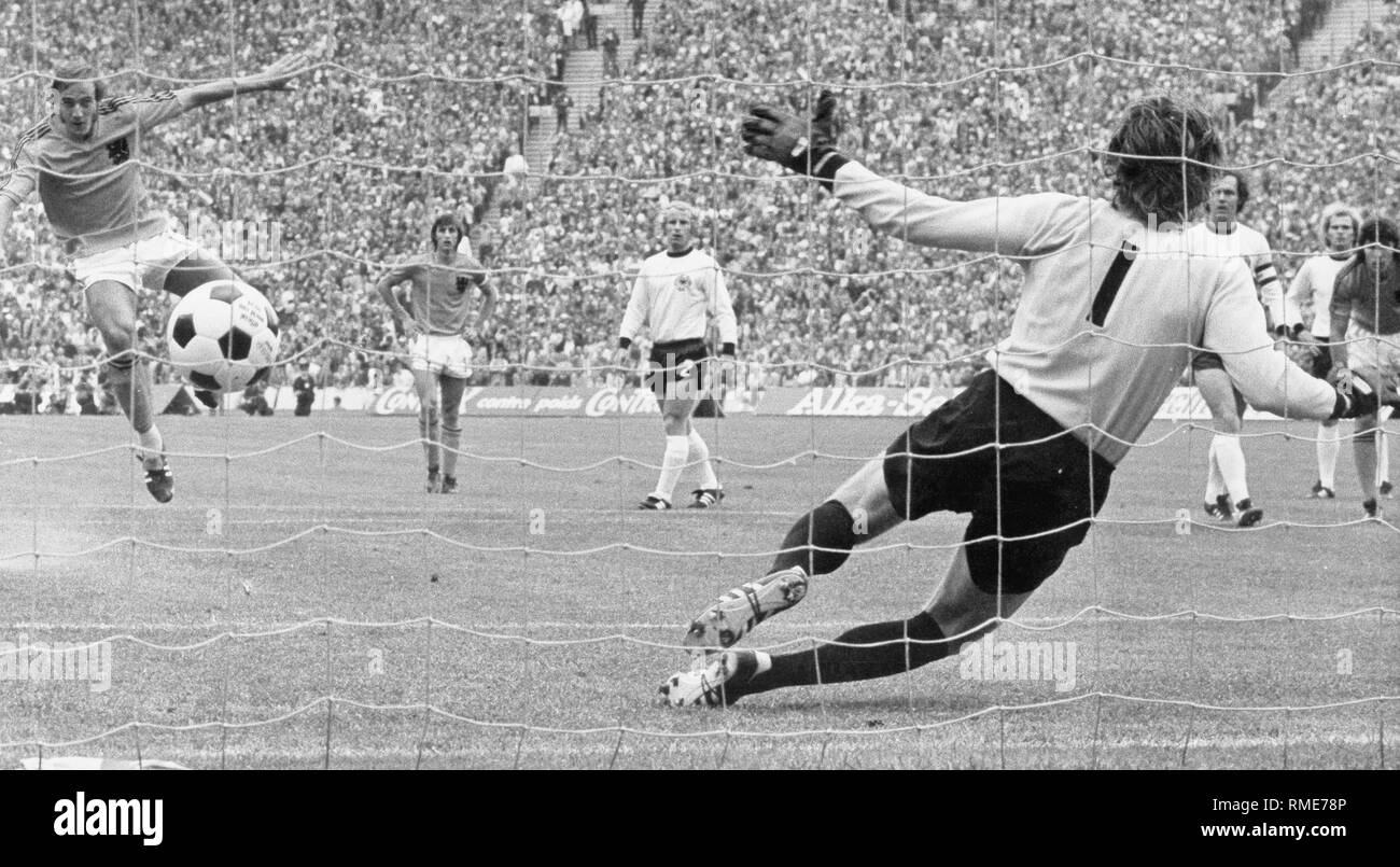 Neeskens setzt Niederlande vor mit dieser Strafe mit 1-0 im Finale der Fußball-Weltmeisterschaft 1974. Stockfoto