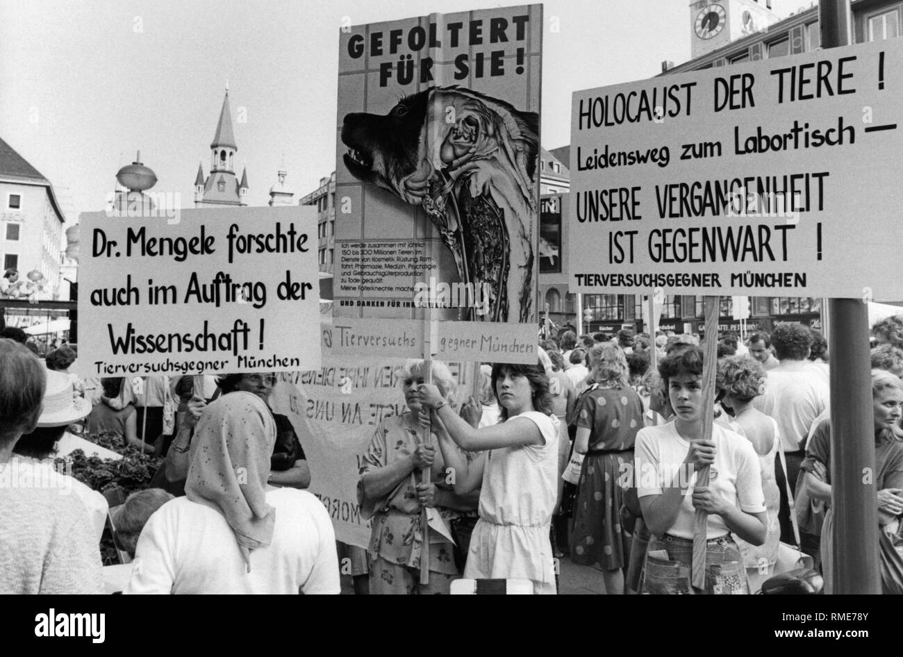 Anti-Vivisectionists Protest gegen Tierversuche am Marienplatz. Auf den Banner: 'Dr. Mengele durchgeführten Untersuchungen im Namen der Wissenschaft' und 'Holocaust der Tiere - unsere Vergangenheit anwesend ist." Stockfoto