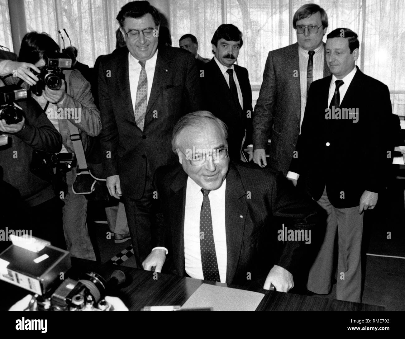 Helmut Kohl als Zeuge vor dem Ausschuss des Bundestages zur Untersuchung der Skandal um die Entlassung der Bundeswehr allgemeine Günter Kiessling in Bonn. Neben Links: der Vorsitzende des Ausschusses Alfred Biehle. Stockfoto