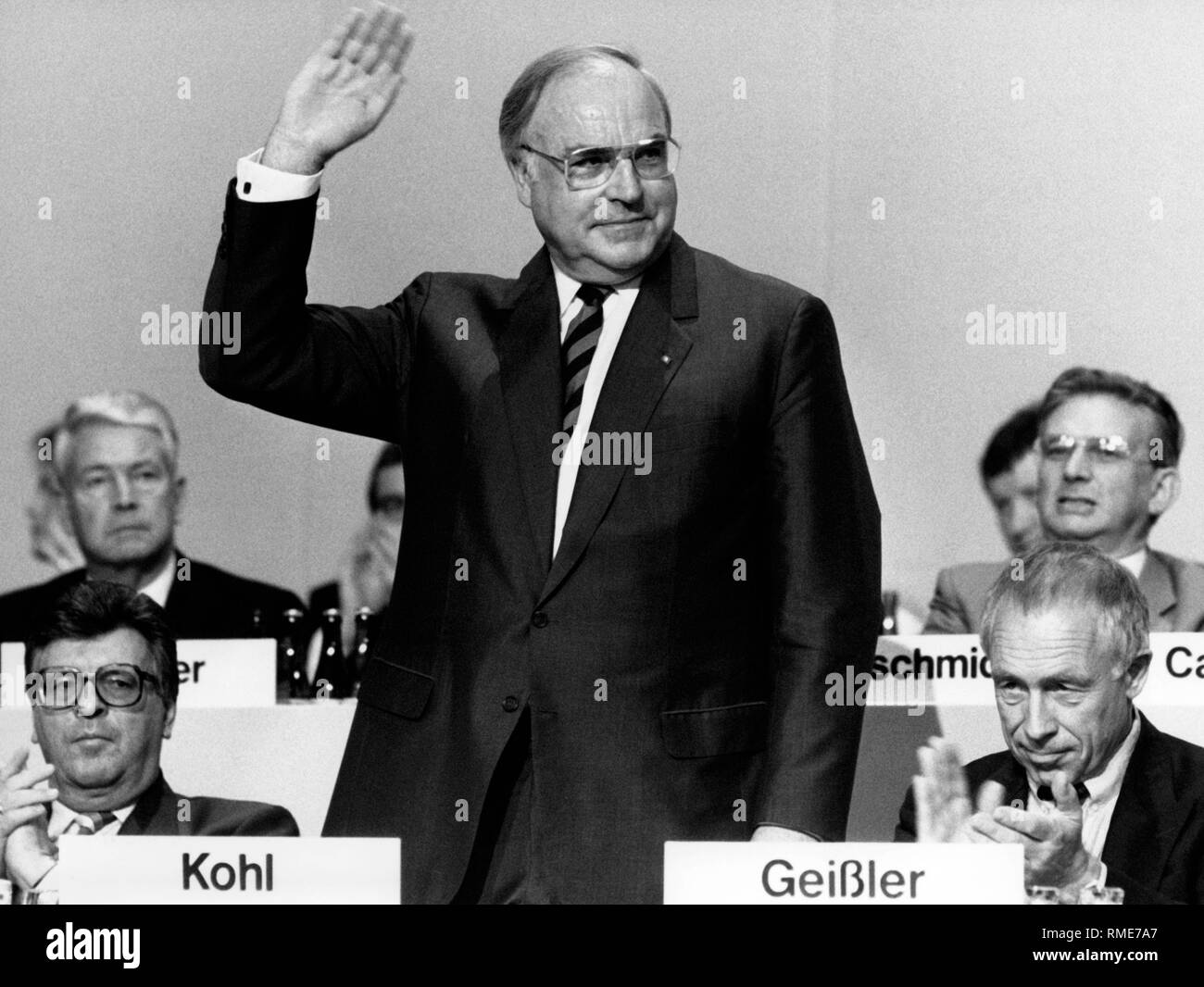 Die CDU-Vorsitzende und Bundeskanzler Helmut Kohl am 36. Bundesparteitag in Wiesbaden. Stockfoto