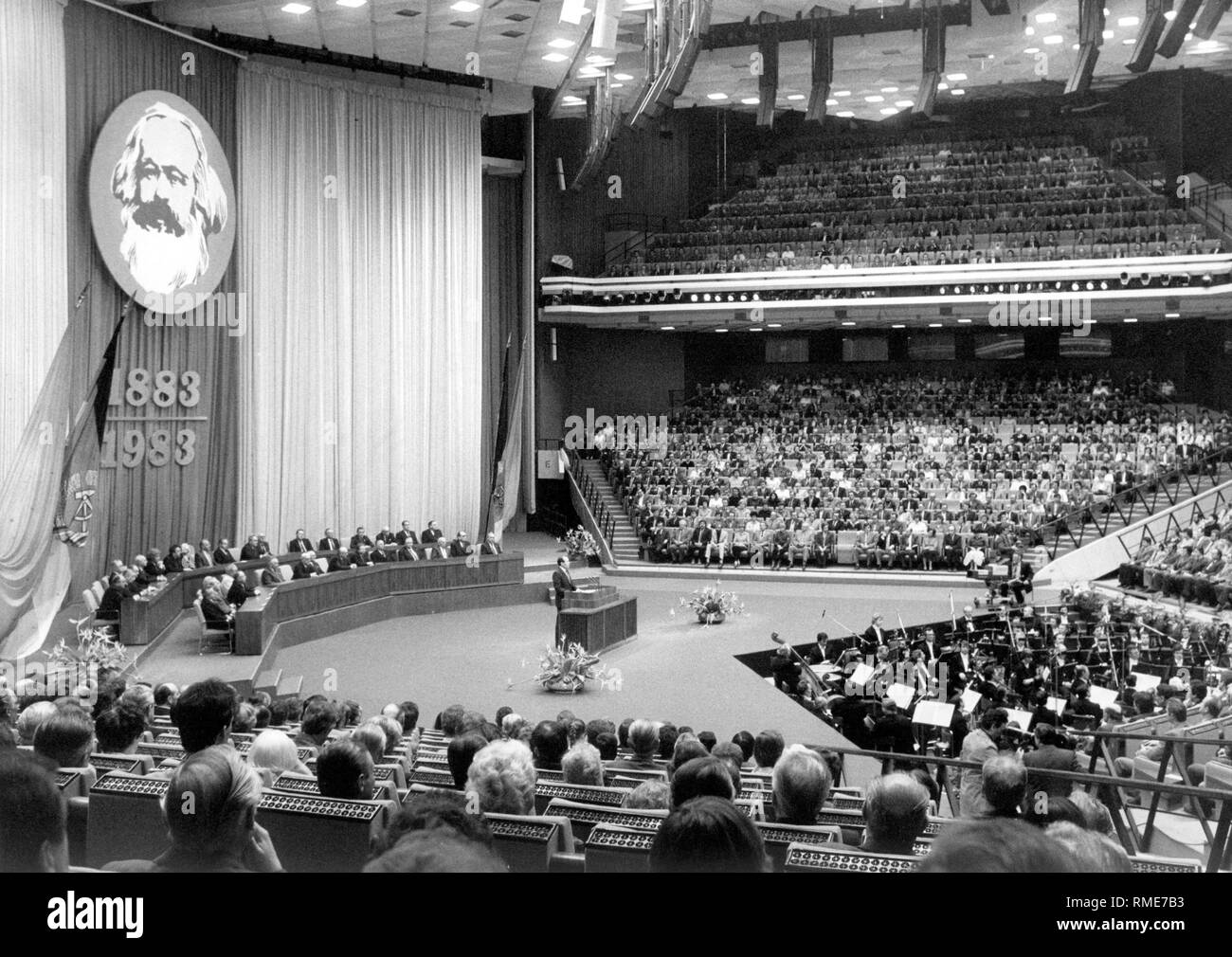 Feier in der DDR anlässlich des 100. Jahrestages des Todes von Karl Marx im Palast der Republik im Osten von Berlin im März 1983. Stockfoto