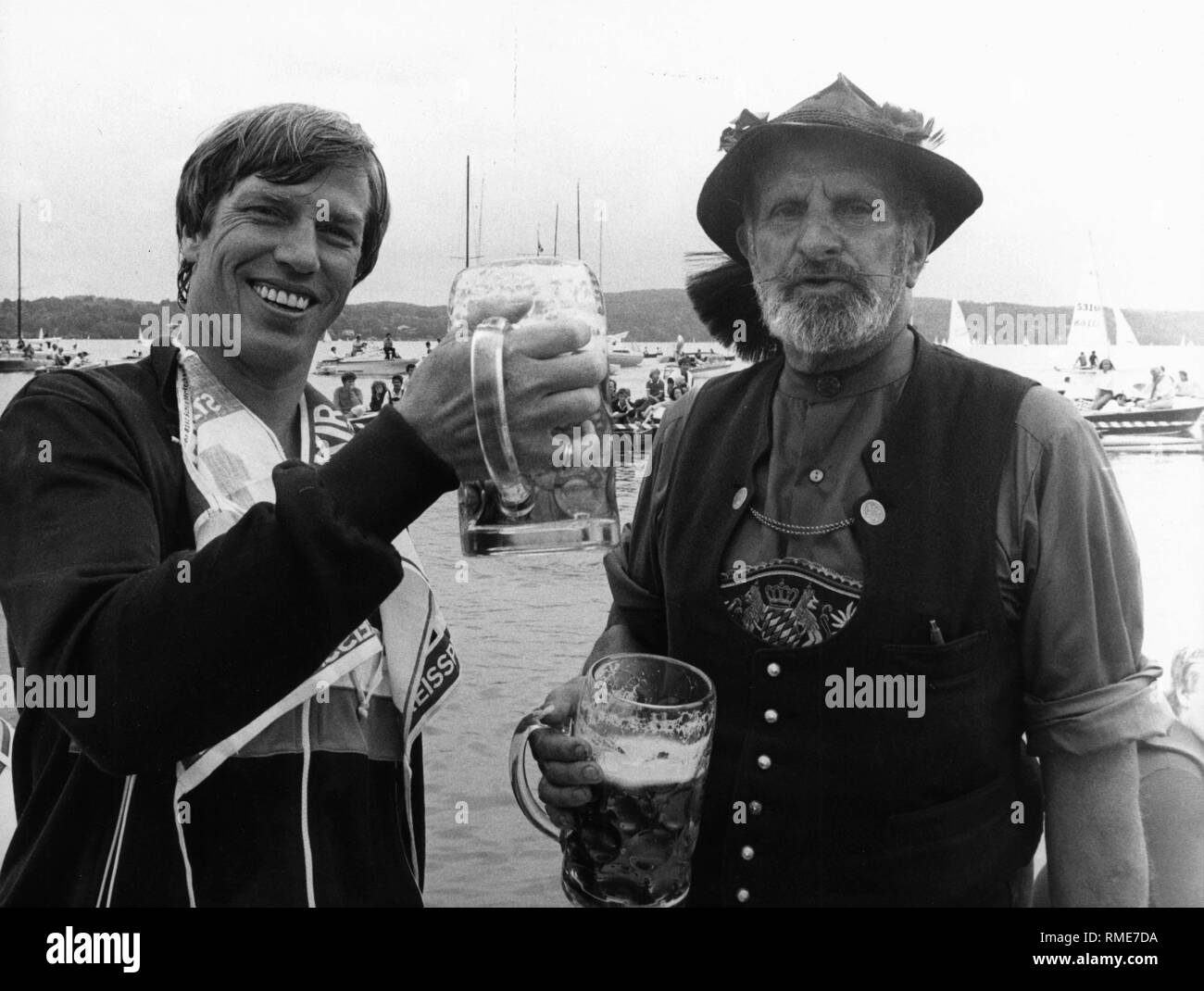 Prinz Leopold von Bayern mit Konrad Graf von Pocci mit einem Bierkrug in der fischer Fischerstechen in Starnberg. Stockfoto