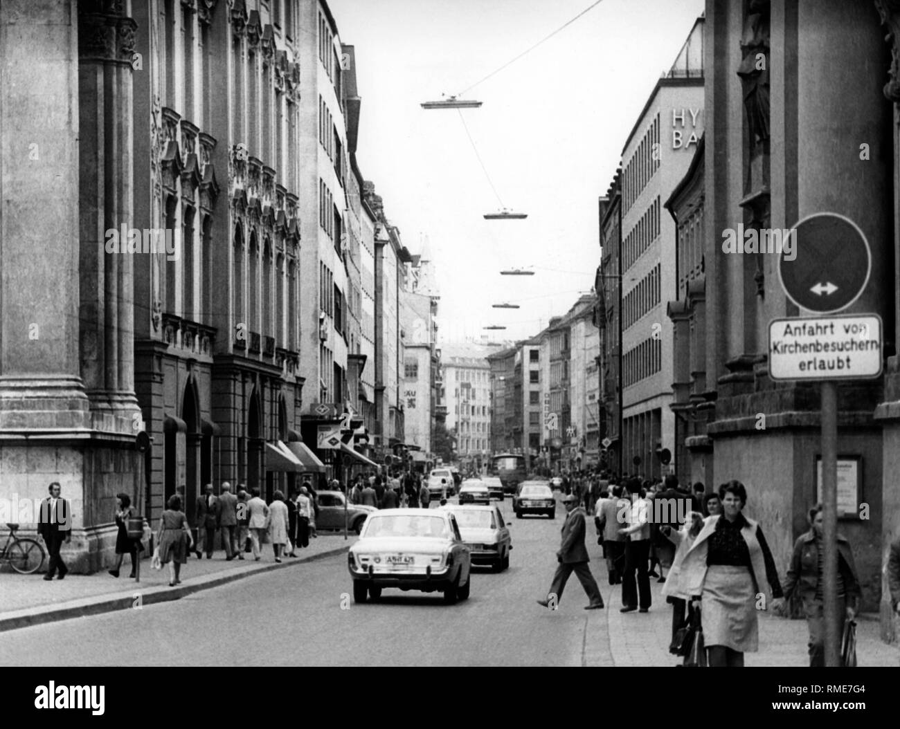 Blick vom Odeonsplatz entlang der Theatinerstrasse. Auf der linken Seite ist die Feldherrenhalle, rechts die Theatinerkirche. Undatiertes Foto. Stockfoto