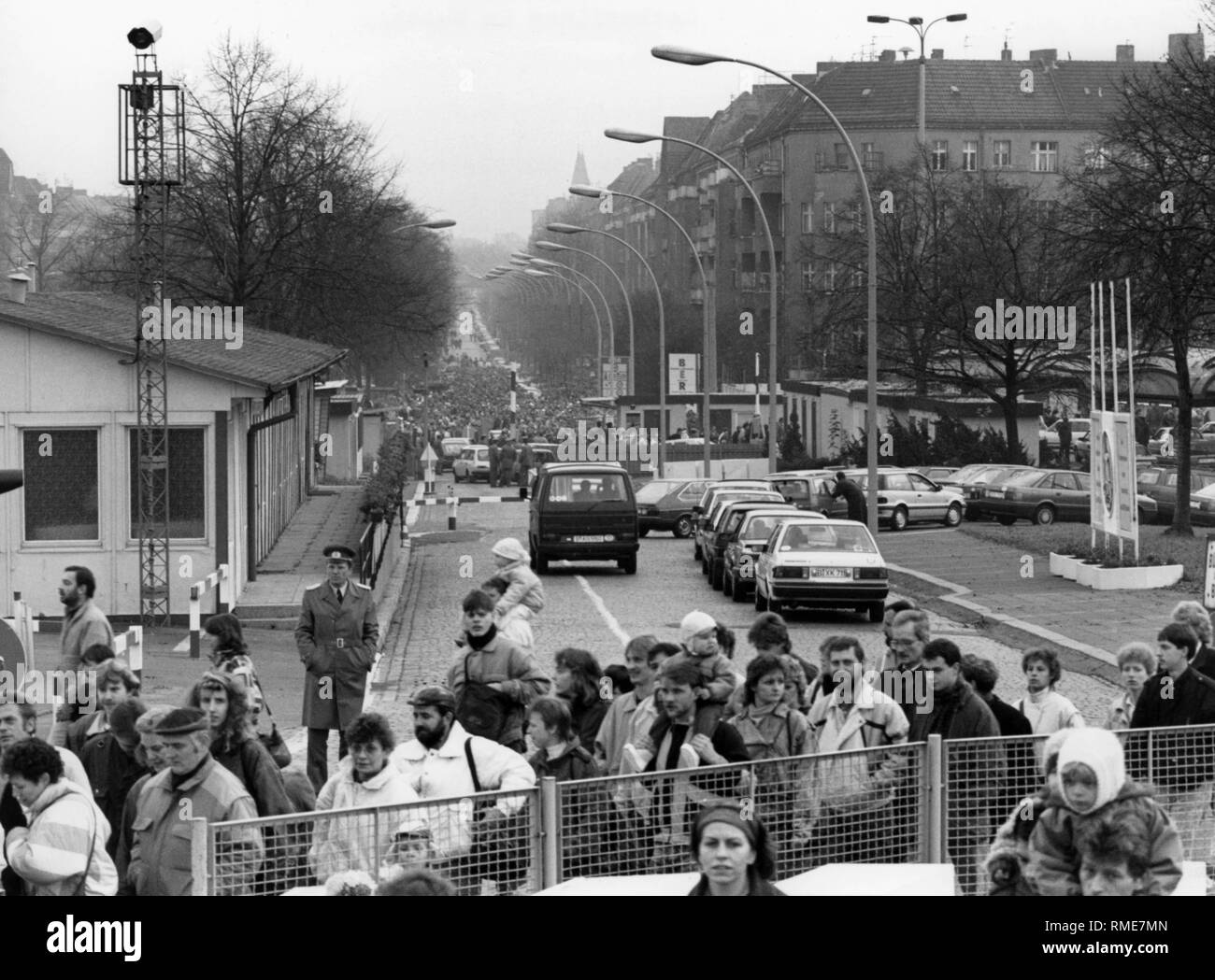 Zahlreiche Ost-berliner Schlange an einem Grenzübergang West Berlin nach dem Fall der Berliner Mauer besuchen. Stockfoto