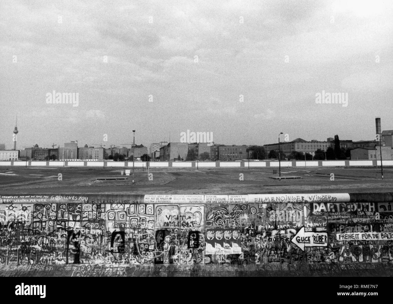 Überblick und Blick auf die Berliner Mauer: Berlins einst verkehrsreichsten Platz, Potsdamer Platz, wurde ein Ödland während der Zeit der Berliner Mauer. Im Hintergrund, Ost-berlin mit dem Fernsehturm. Stockfoto