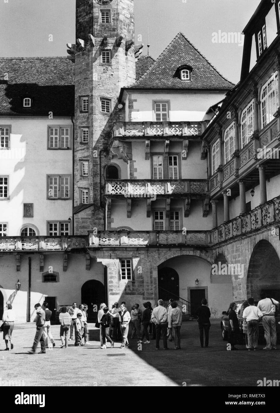 Touristen im Innenhof des Schloss Langenburg. Undatiertes Foto. Stockfoto