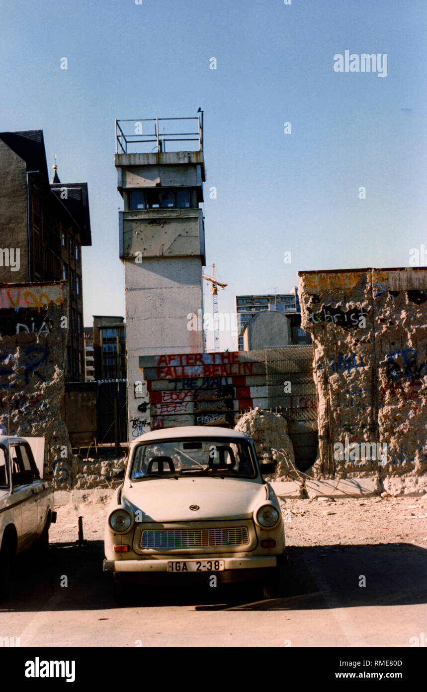 Teilweise abgerissen Mauer am Checkpoint Charlie mit parkenden Fahrzeugen. Stockfoto