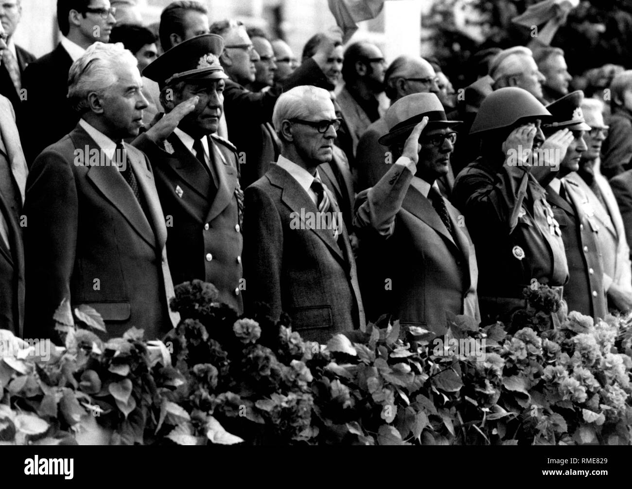 Der sowjetische Botschafter in der DDR, Abrassimov, DDR-Verteidigungsminister Heinz Hoffmann und der DDR-oberen Beamten Willy Stoph und Erich Honecker (von links nach rechts) bei einer Parade der Kampfgruppen der Arbeiterklasse. (Undatiertes Foto) Stockfoto