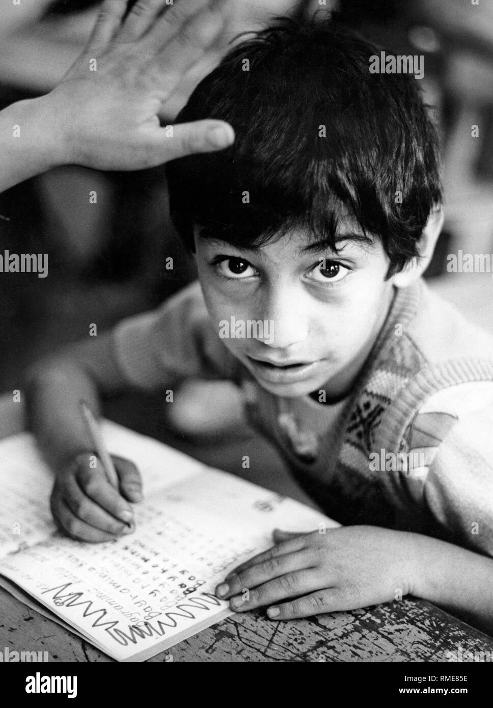 Ein Kind mit türkischem Migrationshintergrund in der Schule. Stockfoto