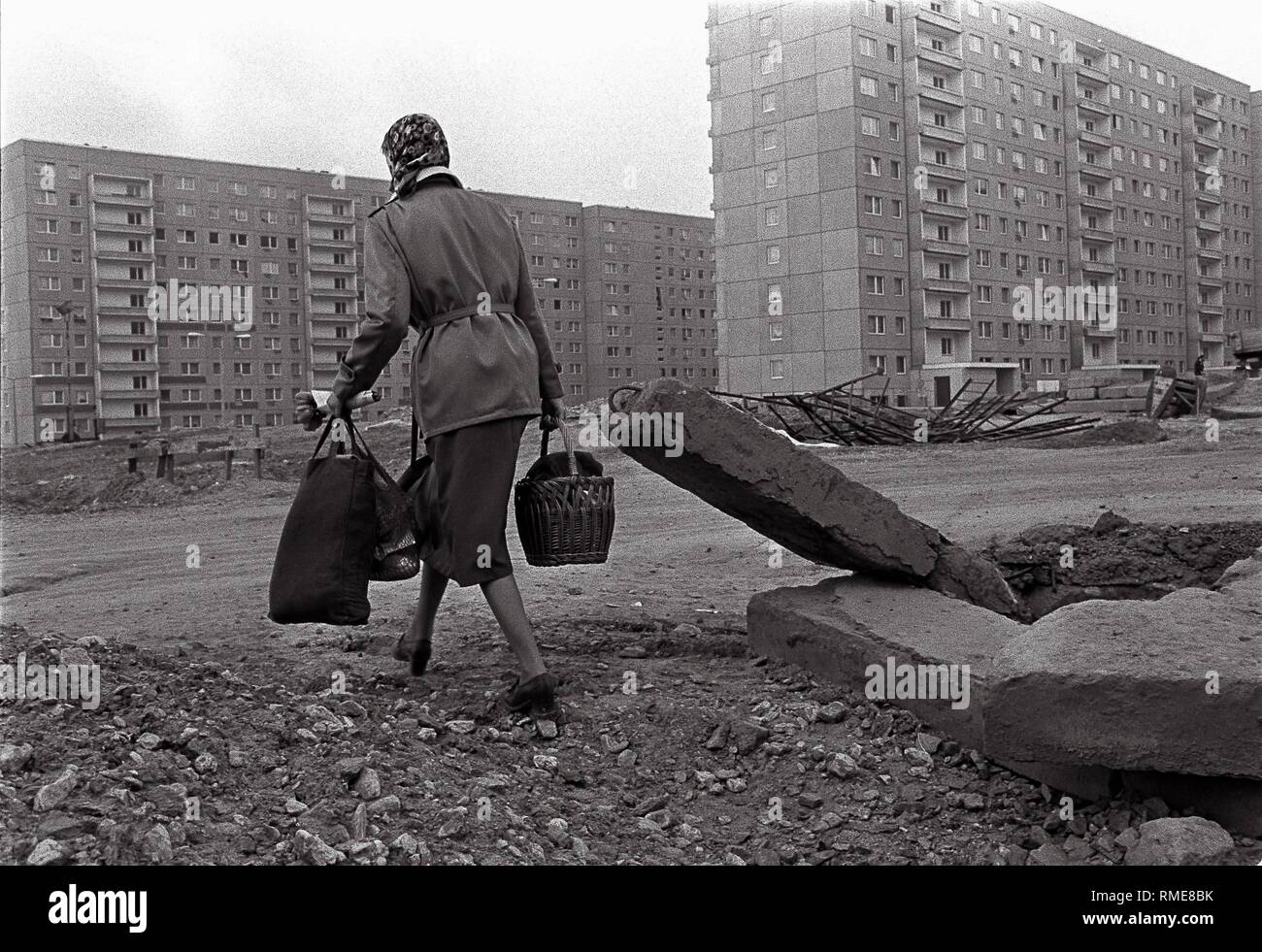 Eine Frau geht durch die Entwicklung "Fritz Heckert" in Karl-Marx-Stadt, der ehemalige und später Chemnitz. Stockfoto