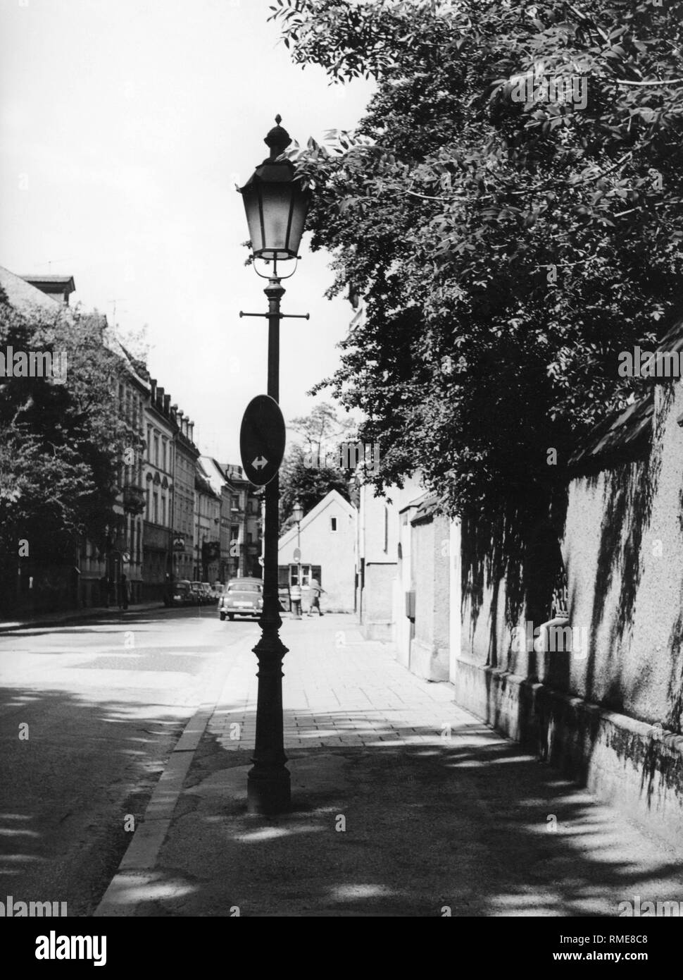 Eine Straße im Münchener Stadtteil Schwabing (undatiert). Stockfoto