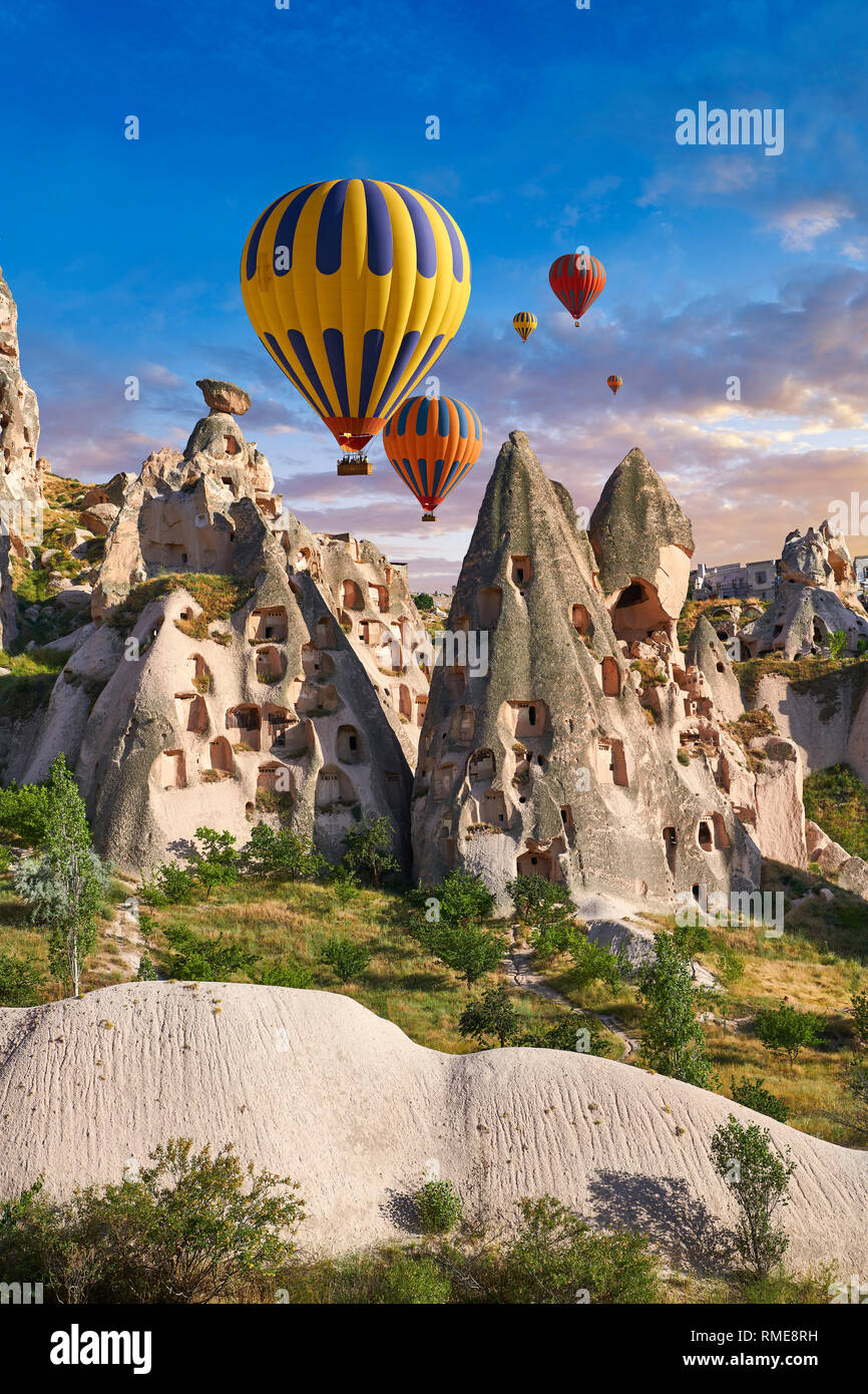 Bilder & Bilder von Heißluftballons über Uchisar Schloss & Höhle Häuser in Fee Schornstein von Uchisar, in der Nähe von Göreme in Kappadokien, Nevsehir, Türkei Stockfoto