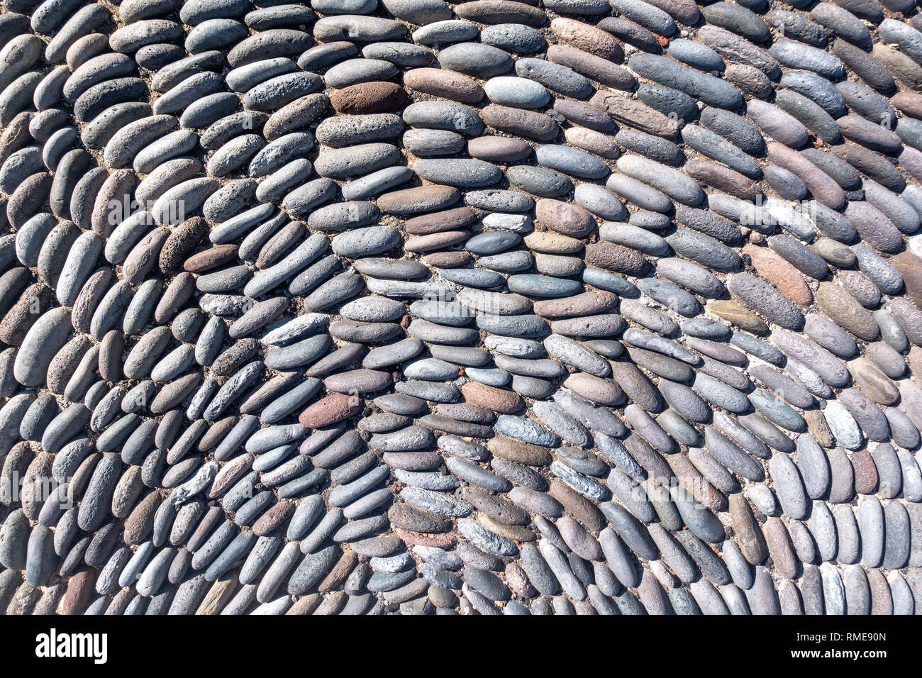 Halbrunde Muster der aufrecht verladen Pebble Stones Stockfoto