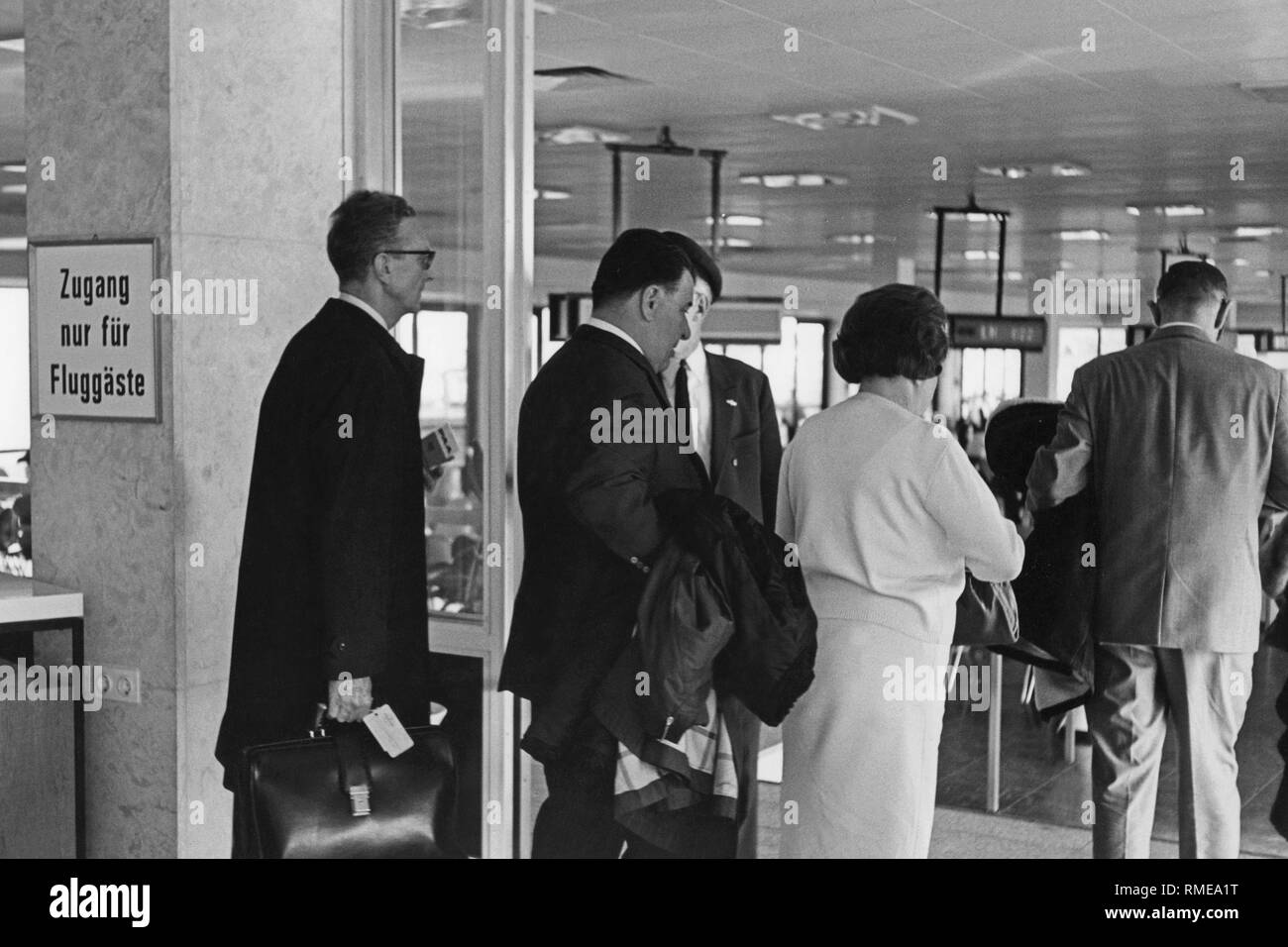 Die Passagiere betreten einen Warteraum am Münchner Flughafen in Riem. Stockfoto