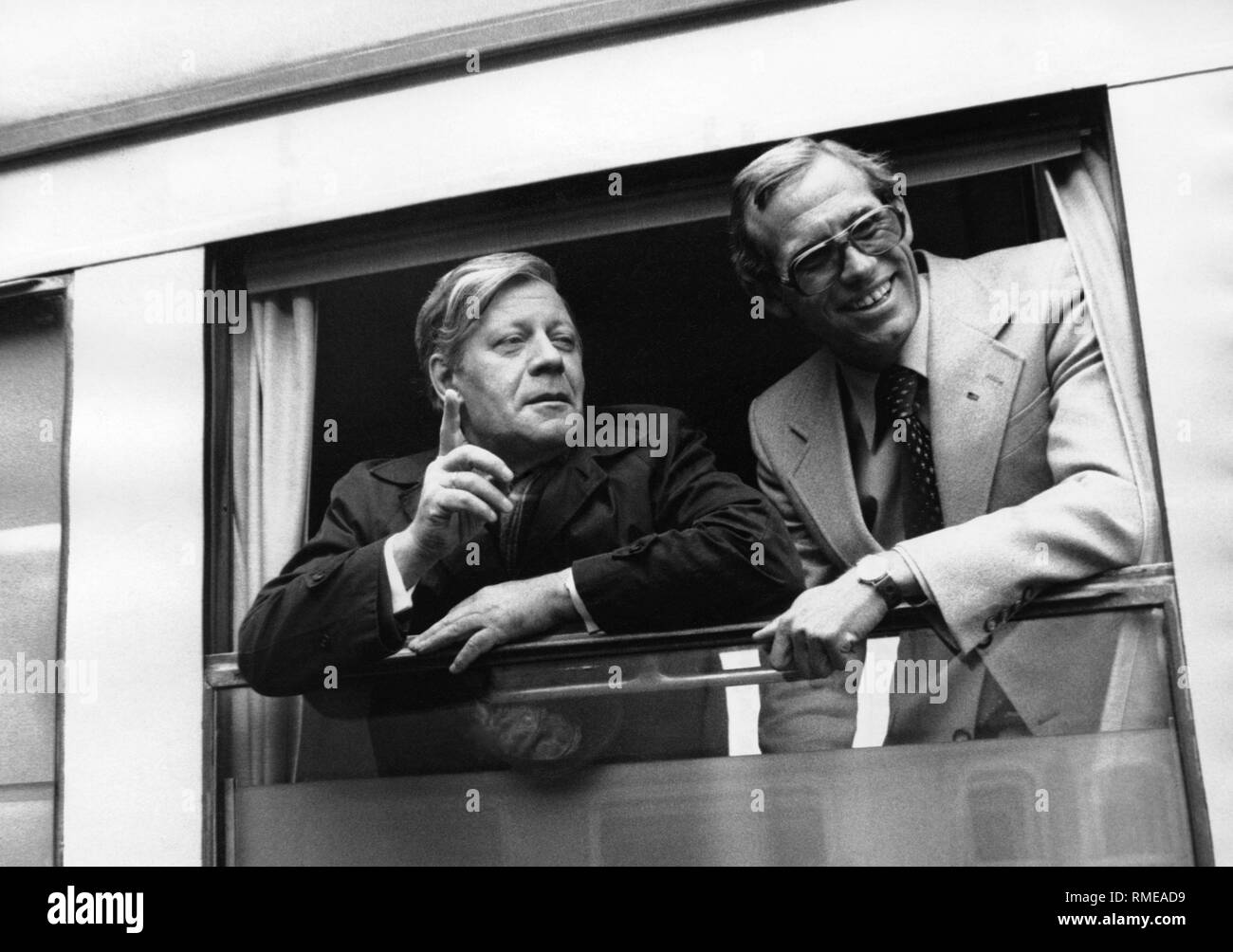 Bundeskanzler Helmut Schmidt und Bundestag Kandidat Peter Buechner (r) Blick aus dem Fenster. Stockfoto