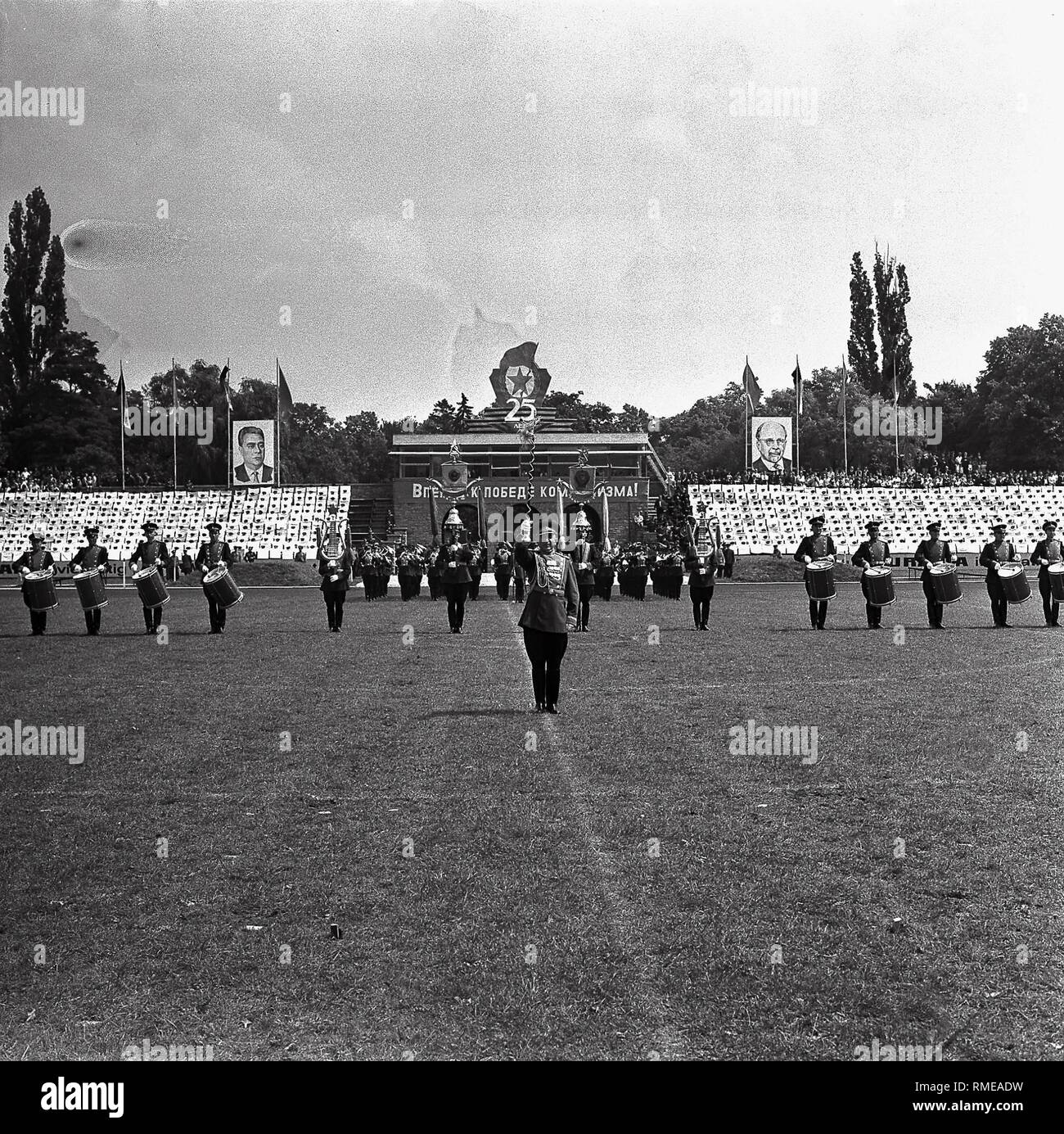 Sowjetische Militär in ein Sportstadion in Erfurt. Stockfoto