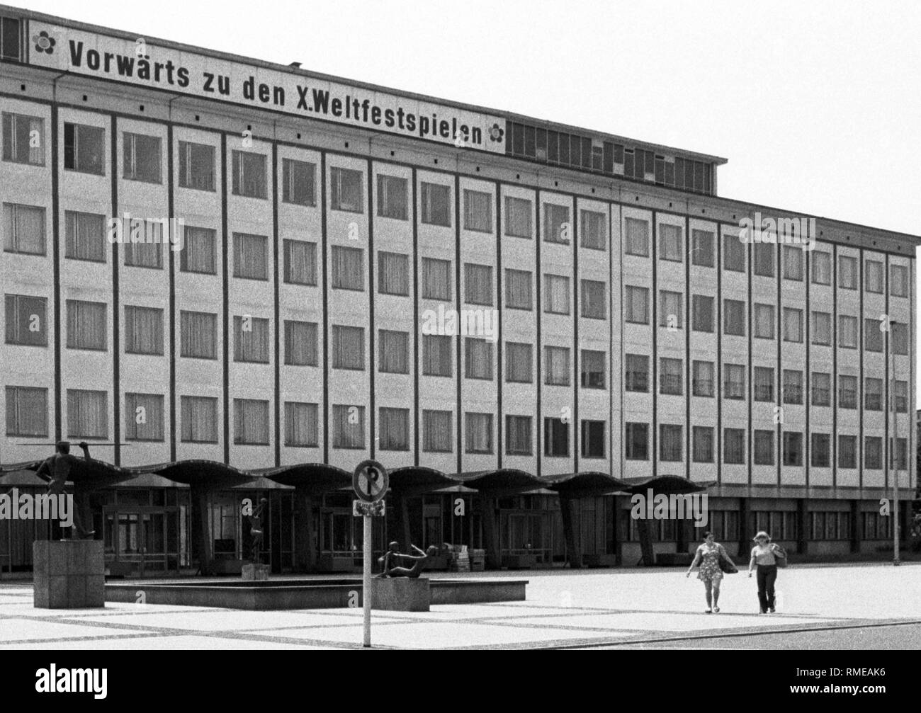 Hauptgebäude der Deutschen Hochschule fuer Koerperkultur (Deutsche Hochschule für Körperkultur (DHfK) in Leipzig mit einem Slogan der 10. Welt-Festival in Berlin. Stockfoto