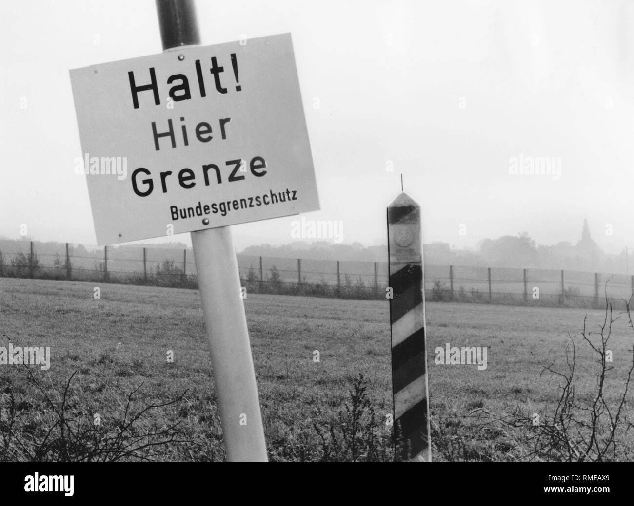 Ein Schild warnt vor der Grenze zur DDR-Zeit. Stockfoto