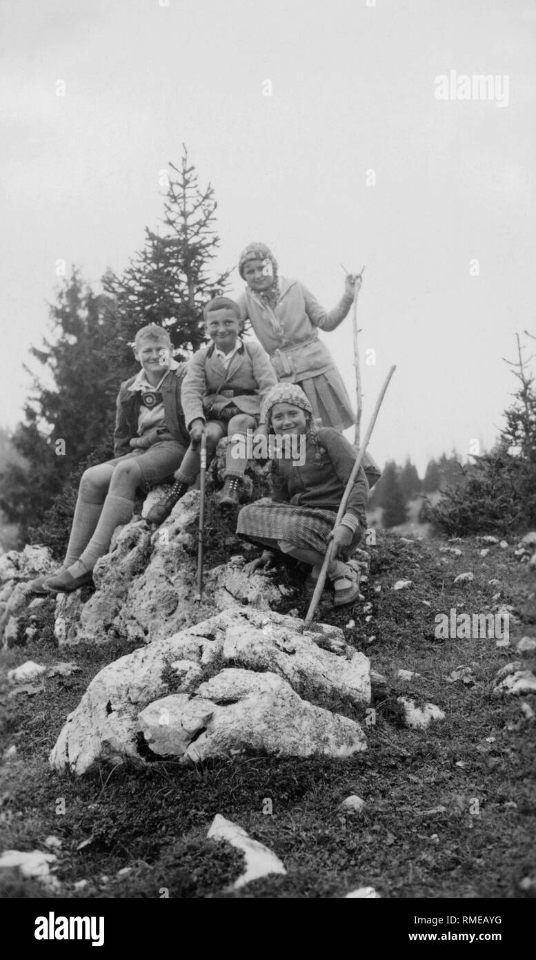 Eine Gruppe von Kindern bei einer Wanderung auf der Hochries. Stockfoto