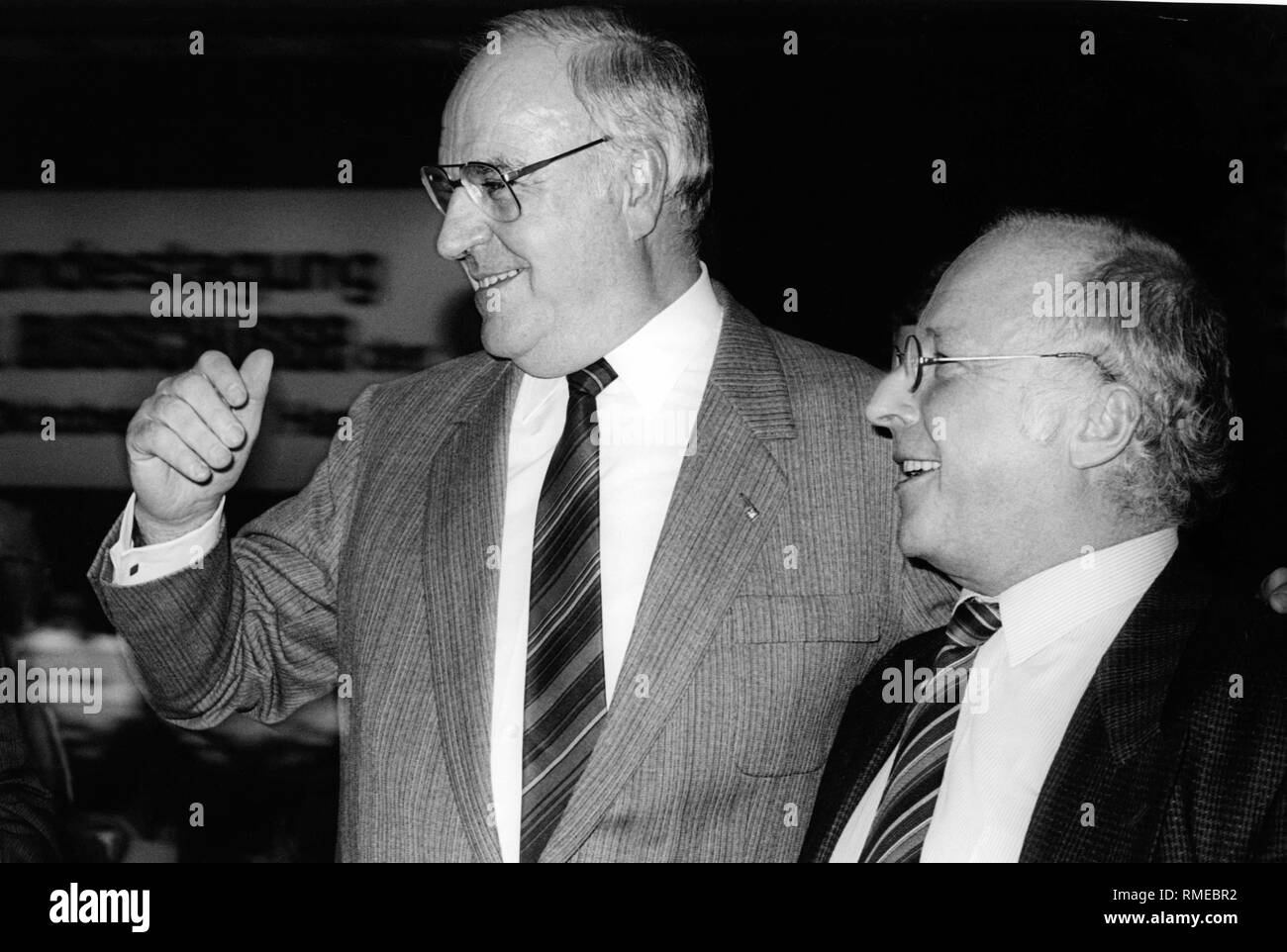 Bundeskanzler Helmut Kohl (links) und Norbet Bluem an einem CDU-Parteitag in Hamburg. Helmut Kohl, Politiker, Deutschland, CDU, mit Norbert Bluem Stockfoto