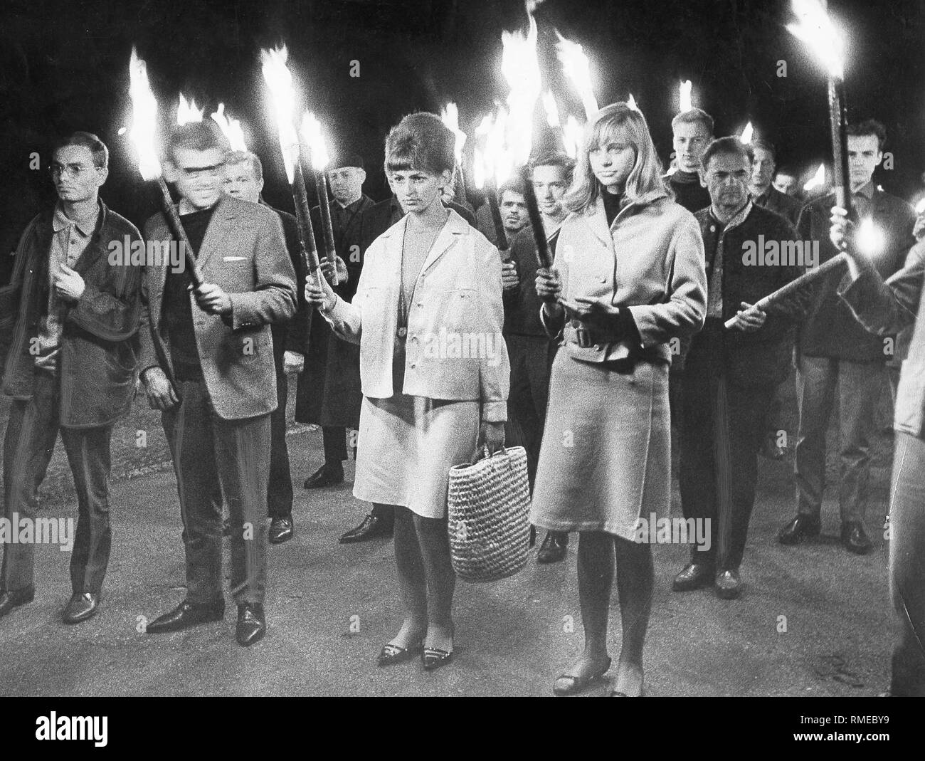 Jugendliche März durch das Zentrum der Stadt in einem Protestmarsch mit brennenden Fackeln zu einer Zeremonie am Platz der Opfer des.. Stockfoto