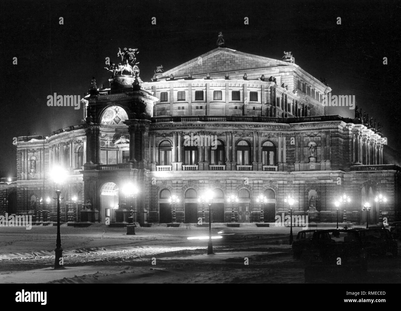 Night Shot der rekonstruierten Semperoper am Theaterplatz nach der Wiedereröffnung des