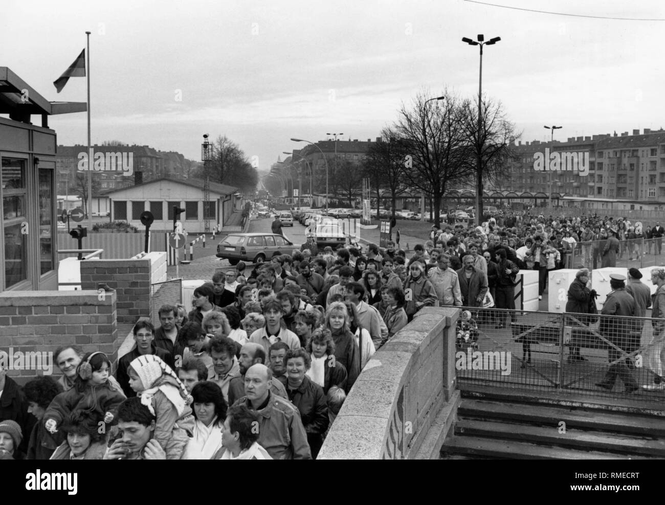 Nach dem Fall der Berliner Mauer, viele Ost-berliner Kreuz ein Grenzübergang der westliche Teil der Stadt zu erreichen. Stockfoto
