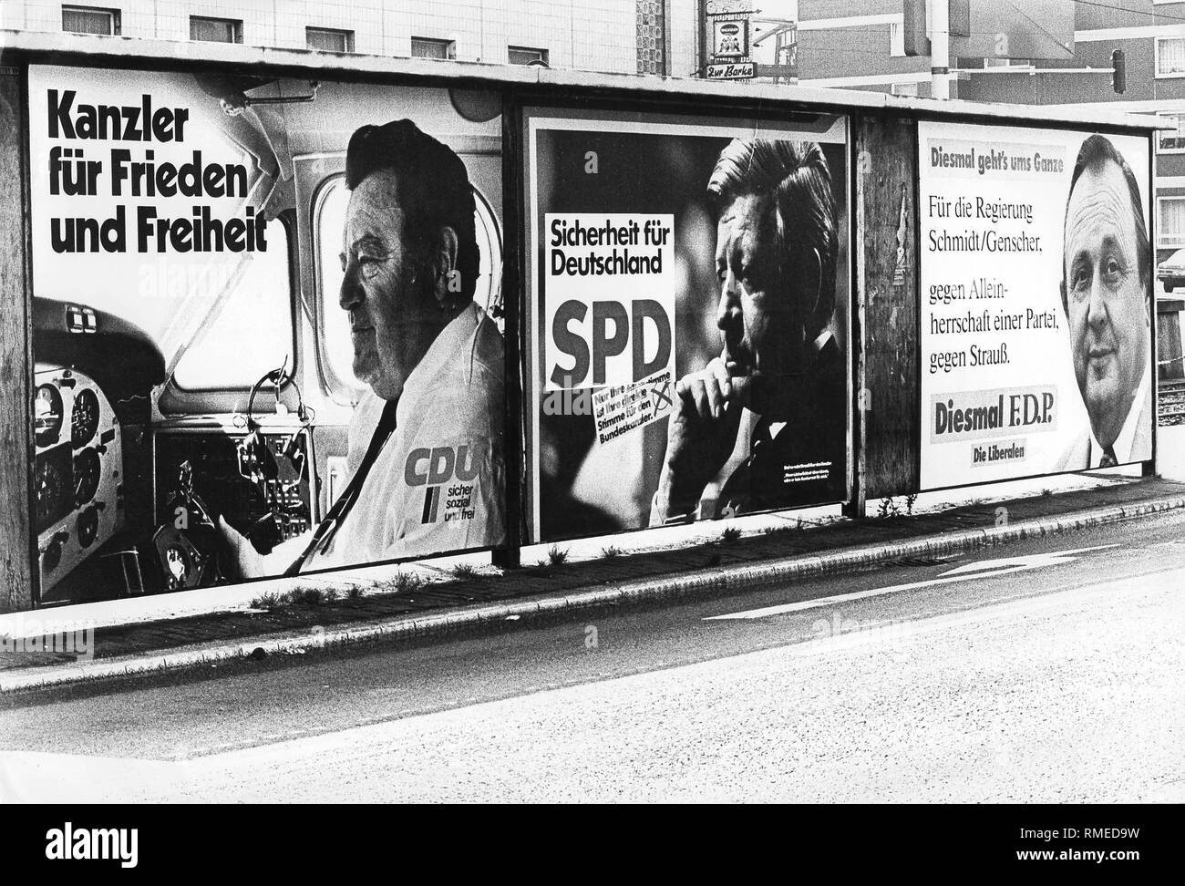 Poster 1980, die Förderung der Führer der Parteien, von links: Franz Josef Strauß (CDU/CSU Versprechen: "Kanzler für Frieden und Freiheit"), Helmut Schmidt (SPD, der Slogan "Sicherheit für Deutschland") und Hans Dietrich Genscher (FDP, Versprechen' für die Regierung Schmidt/Genscher, gegen die Alleinherrschaft einer Partei, gegen Strauss'). Stockfoto