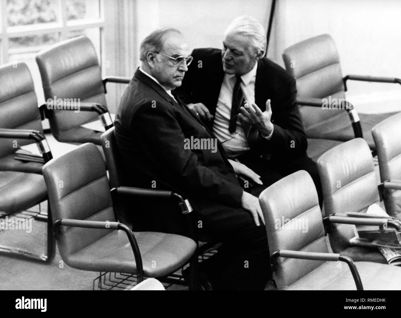 Bundeskanzler Helmut Kohl (links) im Gespräch mit Bundesverteidigungsminister Gerhard Stoltenberg (rechts) im Plenarsaal des Deutschen Bundestages in Bonn. Stockfoto