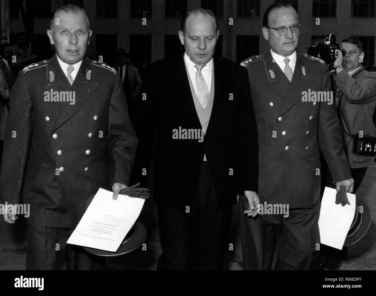 Bundesminister der Verteidigung Theodor Blank (Mitte) mit Generäle der Bundeswehr Hans Speidel (rechts) und Adolf Heusinger (Undatiertes Foto). Stockfoto